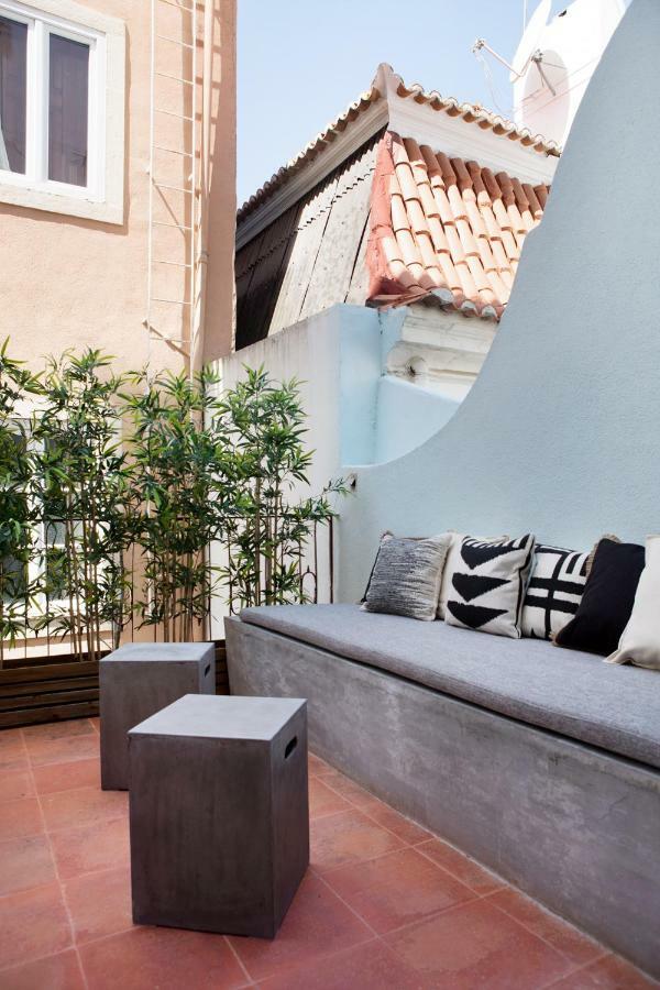 Renovated Charming Apartment With Terrace In Lapa Lisbon Bagian luar foto